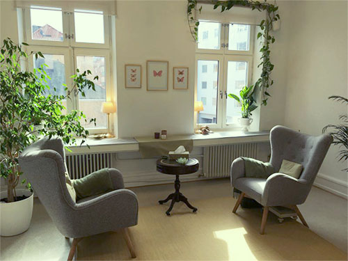 Bild på två fotöljer i ett rum